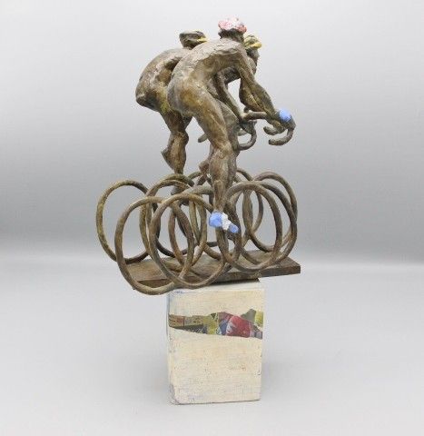 loek bos  achtervolging  drie wielrenners  brons  met acryl beschilderd  semi unicum  xs17x23 cm. 2150 00  5  