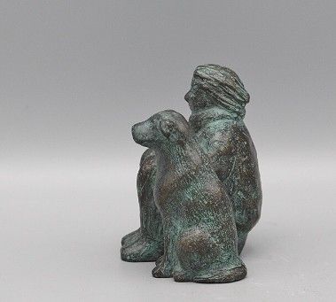 karin beek  vrouw  zittend   met hond  brons   x x 8 cm. e. 495 00   23