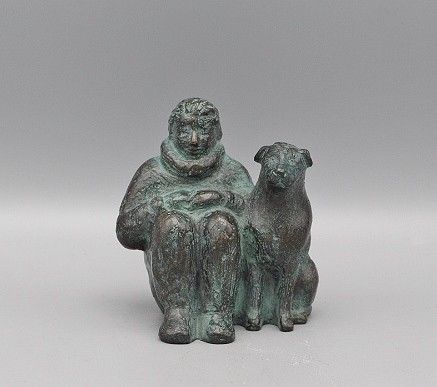 karin beek  vrouw  zittend   met hond  brons   x x 8 cm. e. 495 0020