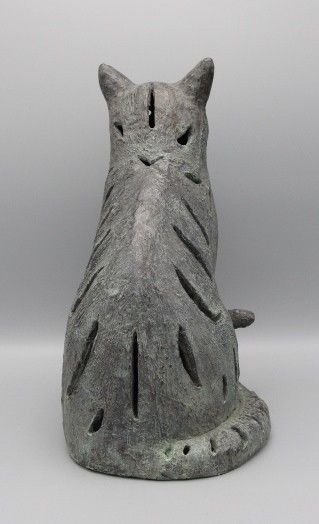 barbara de clercq zittende kat  brons  oplage  hoog 30 cm.  1800  zij aanzicht   133