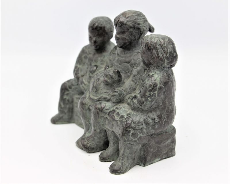 karin beek  drie kindjes en poes  brons x14x8 cm. e. 750 00  2 1832