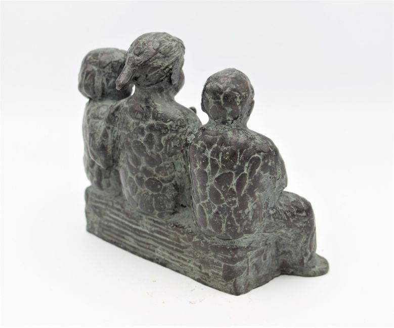 karin beek  drie kindjes en poes  brons x14x8 cm. e. 750 00  5 1835