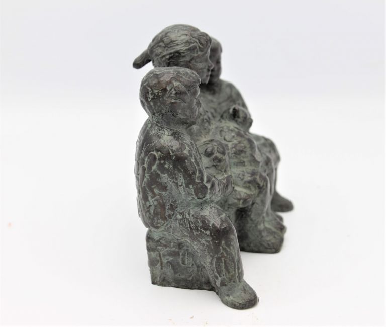 karin beek  drie kindjes en poes  brons x14x8 cm. e. 750 00  6 1836