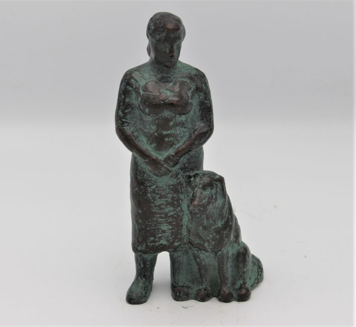 staande vrouw met hond  brons x8x6 cm. 565 00  1 1856
