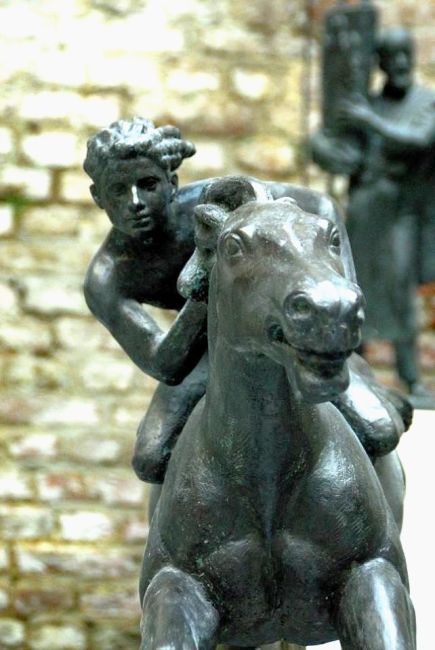 amiran djanashvili absalom  paard met ruiter  brons  x 107 cm  e. 14500 00  4 3312