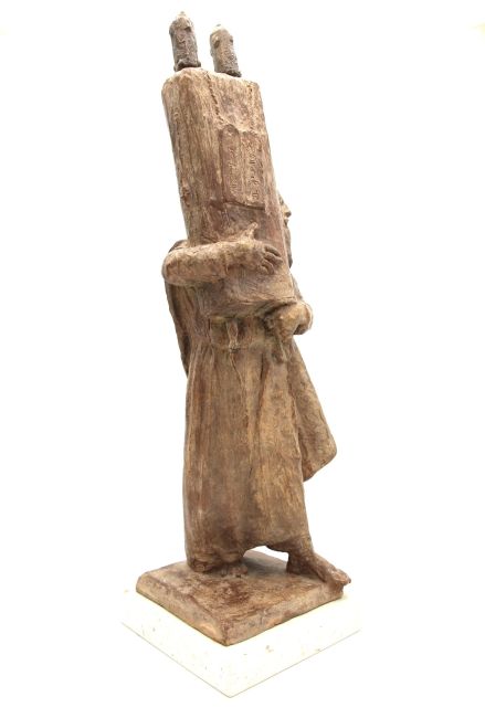 AMIRAN DJANASHVILI Man met de Thorah  brons x19x15 cm.    brons  E. 2900 00  8 3424