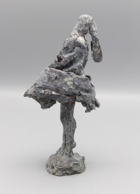 LIA VAN VUGT  Danseres met rok  brons  unicum x9x9 cm. 600 00   4  4767