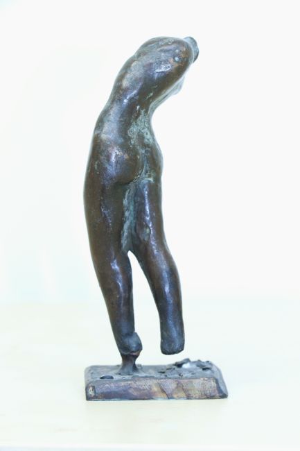LIA VAN VUGT  Danseres op een been  rugzijde  brons  hoog cm. E. 600 00 .JP 4765