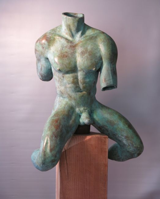 TEUN VAN STAVEREN  de Ruiter   Cavaliero   brons x50x30 cm   nr 1 van 2  op hoge houten sokkel   19 edited 4988