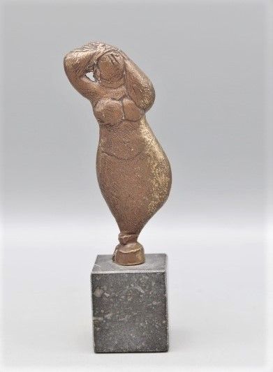 eddy gheress  vrouw staand  brons op steen  hoog  met sokkelx5x4  cm. 425 00    641