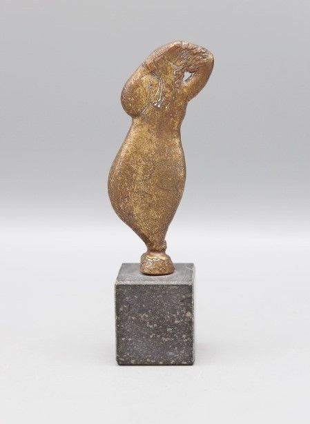 eddy gheress  vrouw staand  brons op steen  hoog  met sokkelx5x4  cm. 425 00   . 642
