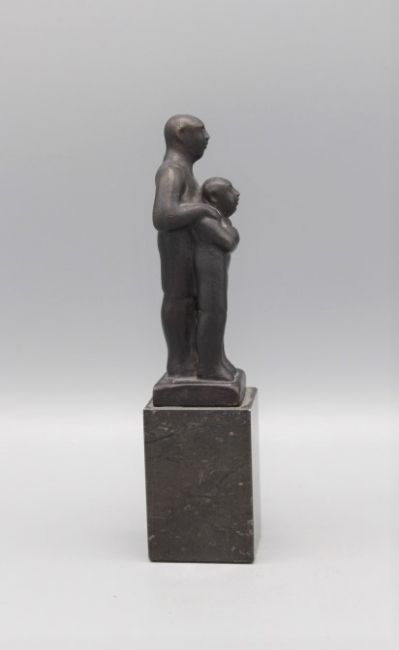 jan leeuwenburgh  vader en zoon  brons  hoog met steenx4x4 cm.  cm. e. 360 00  2  730