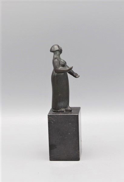 jan leeuwenburgh  zangeres  brons  oplage   hoog 12 cm.  2  745